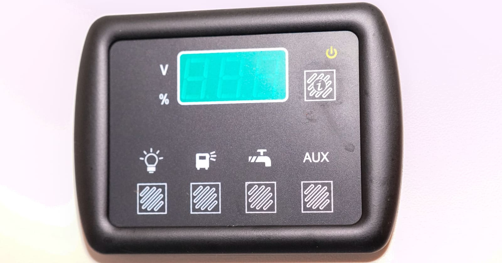 Control panel with icons: light bulb, heating coil, plug, tap, and 'AUX'. Backlit battery level bar in turquoise.